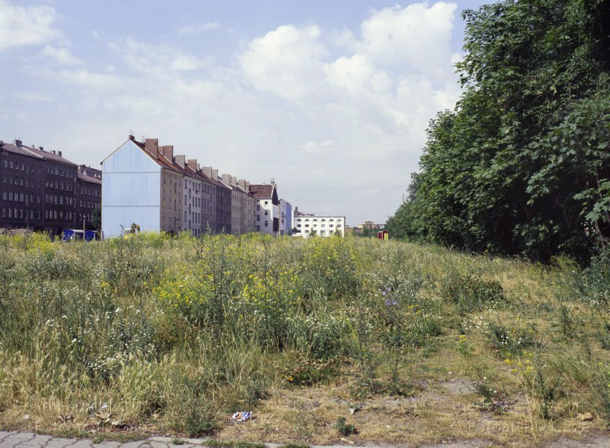 Berlin. Ehemaliger Mauerstreifen an der Bernauer Straße
18. 6. 1992. Berlin. Mitte. Ehemaliger Mauerstreifen der Berliner Mauer an der Bernauer Straße. Ehemalige Grenze zwischen Ostberlin und Westberlin.
Schlüsselwörter: Berlin;Bernauer Straße;Germany;Grenze;Mauerstreifen;1992;Mitte