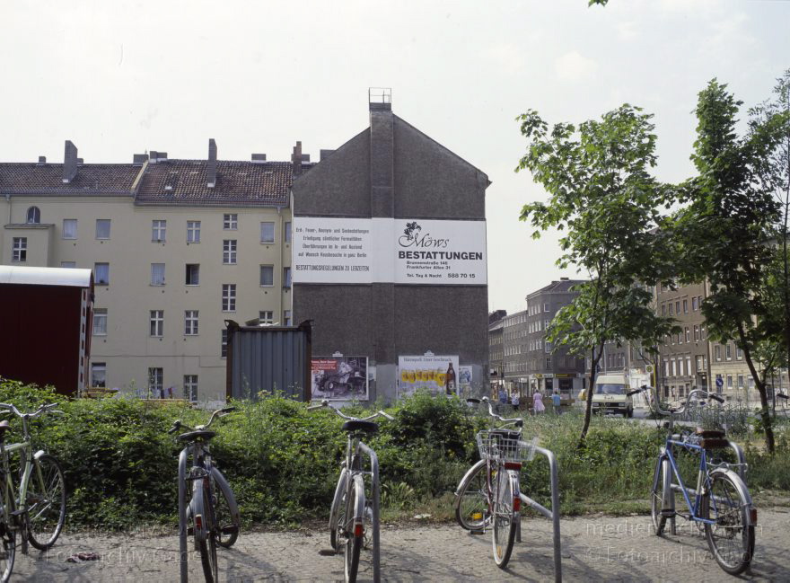 Berlin. Ehemaliger Mauerstreifen an der Bernauer Straße
18. 6. 1992. Berlin. Mitte. Ehemaliger Mauerstreifen der Berliner Mauer an der Bernauer Straße. Ehemalige Grenze zwischen Ostberlin und Westberlin.
Schlüsselwörter: Berlin;Bernauer Straße;Fahrrad;Fahrradständer;Germany;Grenze;Mauerstreifen;1992;Mitte