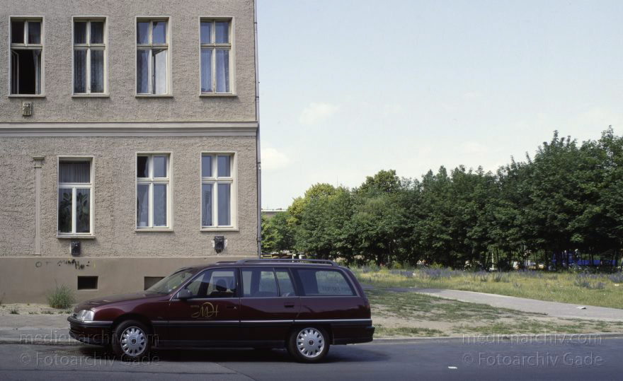 Berlin. Ehemaliger Mauerstreifen an der Bernauer Straße
18. 6. 1992. Berlin. Mitte. Ehemaliger Mauerstreifen der Berliner Mauer an der Bernauer Straße. Ehemalige Grenze zwischen Ostberlin und Westberlin. Swinemünder Straße
Schlüsselwörter: Berlin;Bernauer Straße;Germany;Grenze;Mauerstreifen;Mitte;1992;Swinemünder Straße