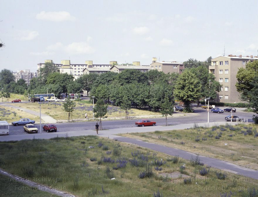 Berlin. Ehemaliger Mauerstreifen an der Bernauer Straße
18. 6. 1992. Berlin. Mitte. Ehemaliger Mauerstreifen der Berliner Mauer an der Bernauer Straße. Ehemalige Grenze zwischen Ostberlin und Westberlin. Swinemünder Straße
Schlüsselwörter: Berlin;Berlin Wall;Bernauer Straße;GDR;Germany;Grenze;Mauerstreifen;Mitte;1992;Swinemünder Straße