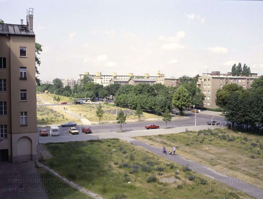 Berlin. Ehemaliger Mauerstreifen an der Bernauer Straße
18. 6. 1992. Berlin. Mitte. Ehemaliger Mauerstreifen der Berliner Mauer an der Bernauer Straße. Ehemalige Grenze zwischen Ostberlin und Westberlin. Swinemünder Straße
Schlüsselwörter: Berlin;Berlin Wall;Bernauer Straße;GDR;Germany;Grenze;Mauerstreifen;Mitte;1992;Swinemünder Straße