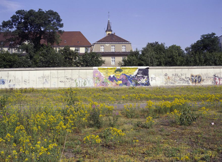 Berlin. Ehemaliger Mauerstreifen an der Bernauer Straße
18. 6. 1992. Berlin. Mitte. Ehemaliger Mauerstreifen der Berliner Mauer an der Bernauer Straße. Ehemalige Grenze zwischen Ostberlin und Westberlin. Gedenkstätte. Mahnmal. Museum. Memorial
Schlüsselwörter: Berlin;Berlin Wall;Berliner Mauer;Bernauer Straße;DDR;GDR;Gedenkstätte;Germany;Grenze;Mahnmal;Mauerstreifen;Memorial;Mitte;Museum;1992;Ostberlin
