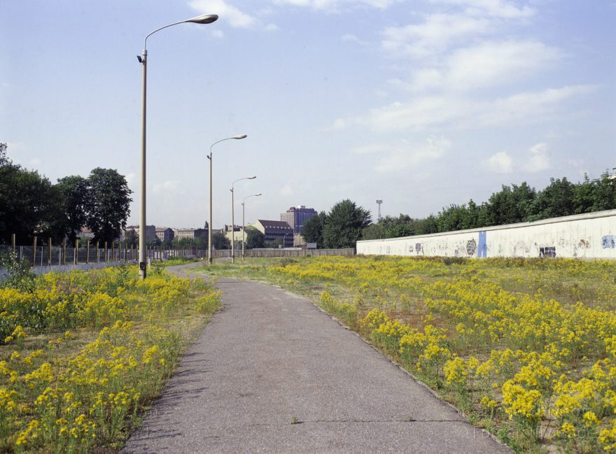 Berlin. Ehemaliger Mauerstreifen an der Bernauer Straße
18. 6. 1992. Berlin. Mitte. Ehemaliger Mauerstreifen der Berliner Mauer an der Bernauer Straße. Ehemalige Grenze zwischen Ostberlin und Westberlin. Gedenkstätte. Mahnmal. Museum. Memorial
Schlüsselwörter: Berlin;Berlin Wall;Berliner Mauer;Bernauer Straße;DDR;GDR;Gedenkstätte;Germany;Grenze;Mahnmal;Mauerstreifen;Memorial;Mitte;Museum;1992;Ostberlin