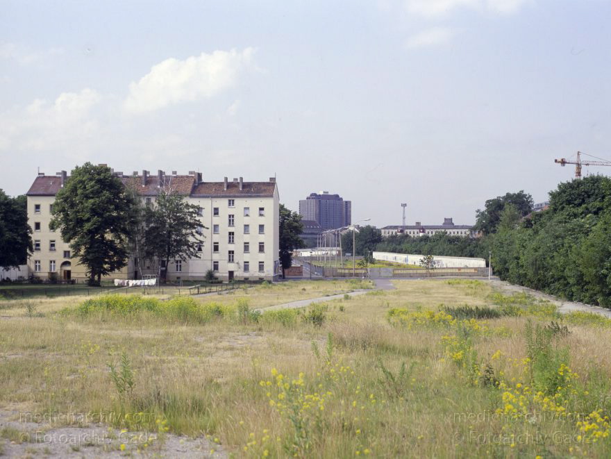 Berlin. Ehemaliger Mauerstreifen an der Bernauer Straße
18. 6. 1992. Berlin. Mitte. Ehemaliger Mauerstreifen der Berliner Mauer an der Bernauer Straße. Ehemalige Grenze zwischen Ostberlin und Westberlin. Gedenkstätte. Mahnmal. Museum. Memorial
Schlüsselwörter: Berlin;Berlin Wall;Berliner Mauer;Bernauer Straße;DDR;GDR;Gedenkstätte;Germany;Grenze;Mahnmal;Mauerstreifen;Memorial;Mitte;Museum;1992;Ostberlin