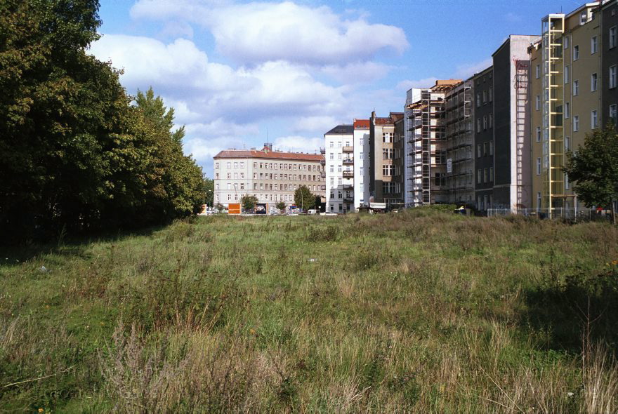 Berlin. Ehemaliger Mauerstreifen an der Bernauerstraße
13. August 2000. Berlin. Mitte. Ehemaliger Mauerstreifen an der Bernauer Straße
Schlüsselwörter: Berlin;Bernauer Straße;Deutschland;Germany;2000;Mitte