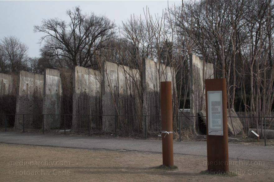 Berlin. Bernauerstraße. Gedenkstätte Berliner Mauer. Wall Memorial
12. 3. 2011. Berlin. Mitte. Bernauer Straße. Ehemaliger Mauerstreifen. Gedenkstätte Berliner Mauer. Berlin Wall Memorial
Schlüsselwörter: Berlin;Berlin Wall Memorial;Bernauer Straße;Deutschland;Gedenkstätte Berliner Mauer;Germany;2011;Mitte