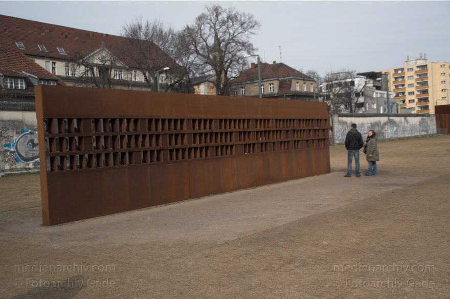 Berlin. Bernauerstraße. Gedenkstätte Berliner Mauer. Wall Memorial
12. 3. 2011. Berlin. Mitte. Bernauer Straße. Ehemaliger Mauerstreifen. Gedenkstätte Berliner Mauer. Berlin Wall Memorial
Schlüsselwörter: Berlin;Berlin Wall Memorial;Bernauer Straße;Deutschland;Gedenkstätte Berliner Mauer;Germany;2011;Mitte