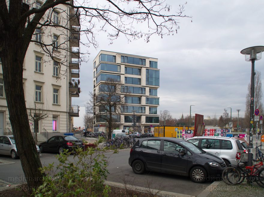 Berlin. Schwedter Straße Ecke Bernauer Straße
13. 1. 2014. Berlin. Mitte. Schwedter Straße Ecke Bernauer Straße. Häuser
Schlüsselwörter: Berlin;Bernauer Straße;Mitte;2014;Schwedter Straße