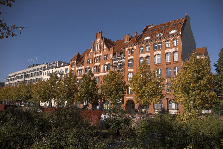 Berlin. Bethaniendamm. Park auf dem ehemaligen Mauerstreifen
17. 10. 2006. Mitte. Bethaniendamm. Park auf dem ehemaligen Mauerstreifen zwischen Mitte und Kreuzberg. Herbstlaub.
Schlüsselwörter: Berlin;Bethaniendamm;Deutschland;Germany;Herbstlaub;2006;Mitte