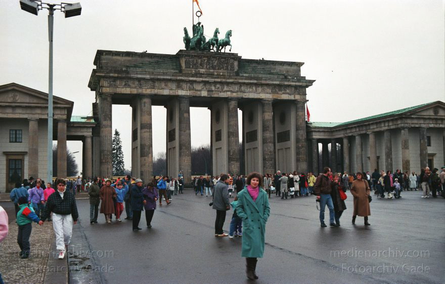 Berlin. Brandenburger Tor. Pariser Platz
Januar 1990. Berlin. Mitte. Brandenburger Tor. Pariser Platz
Schlüsselwörter: Berlin;Brandenburg Gate;Brandenburger Tor;Deutschland;Germany;Mitte;1990;Pariser Platz