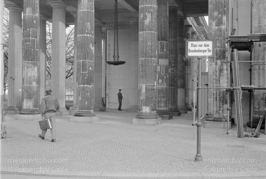 Berlin. Brandenburger Tor. Brandenburg Gate.
14. 1. 1990. Berlin. Mitte. Brandenburger Tor. Brandenburg Gate.
Schlüsselwörter: Berlin;Brandenburg Gate;Brandenburger Tor;DDR;Deutsche Demokratische Republik;Deutschland;German Democratic Republic;Germany;1990;Mitte