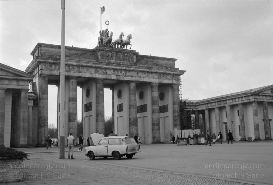 Berlin. Brandenburger Tor. Trabant auf dem Pariser Platz. DDR. OstBerlin.
18. 1. 1990. Berlin. Mitte. Brandenburger Tor. Trabant auf dem Pariser Platz. DDR. Ostberlin
Schlüsselwörter: Berlin;Brandenburg Gate;Brandenburger Tor;DDR;Deutschland;Germany;Mitte;Ostberlin;Pariser Platz;1990;Trabant