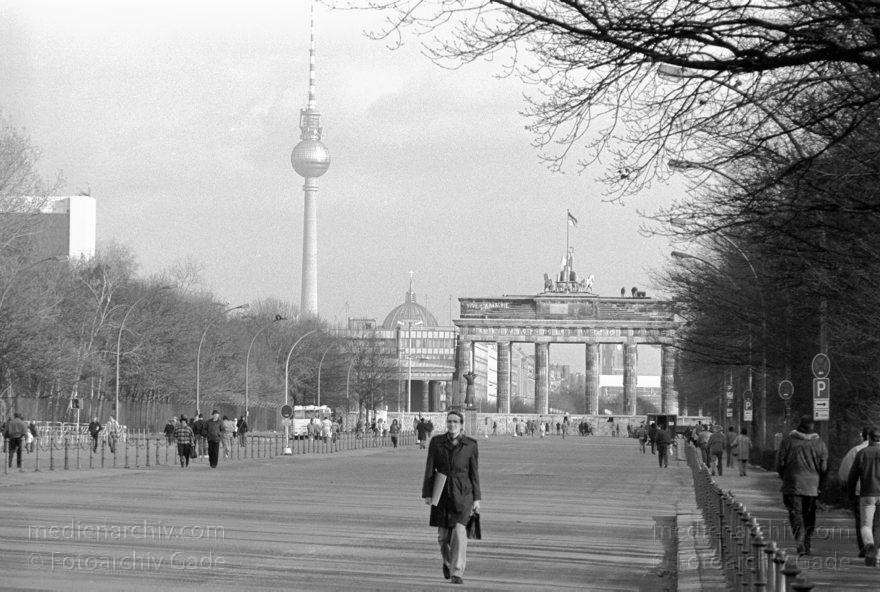 Berlin. Tiergarten. Blick von der Strasse des zum Brandenburger Tor. Fernsehturm. Berliner Dom.
18.01.1990 Berlin-Tiergarten. Blick von der Strasse des 17. Juni nach Mitte zum Brandenburger Tor. Fernsehturm und zum Berliner Dom.
Schlüsselwörter: Berlin;Berliner Dom;Brandenburg Gate;Brandenburger Tor;Deutschland;Fernsehturm;Germany;Januar;1990;Mitte