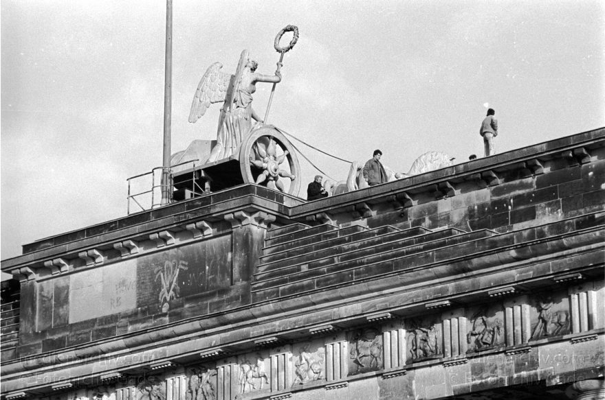 Berlin. Quadriga auf dem Brandenburger Tor
18.01.1990 Mitte. die Quadriga auf dem Brandenburger Tor von der Strasse des 17. Juni gesehen.
Schlüsselwörter: Berlin;Brandenburg Gate;Brandenburger Tor;Deutschland;Germany;Januar;Mitte;1990;Quadriga