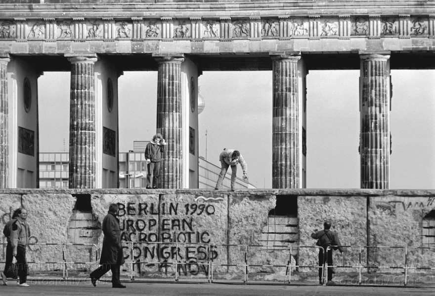 Berln. DDR. OstBerlin. Brandenburger Tor und Berliner Mauer
18.01.1990 DDR. Ostberlin. Mitte. Blick von der westlichen Seite auf das Brandenburger Tor und die Mauer.
Schlüsselwörter: Berlin;Berliner;Brandenburg Gate;Brandenburger Tor;DDR;Deutschland;Germany;Grenze;Januar;Mauer;Mitte;1990;Ostberlin