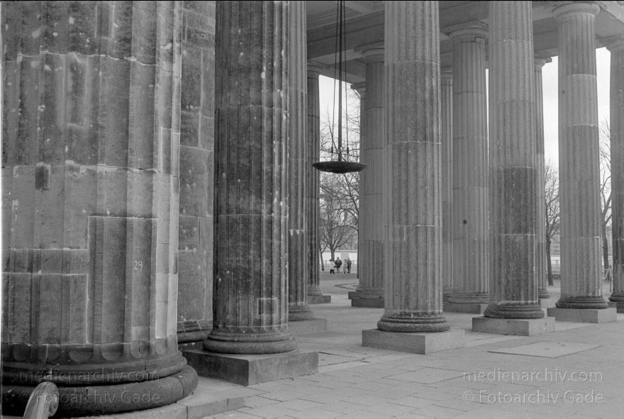 Berlin. DDR. OstBerlin.
18. 1. 1990. Berlin. Mitte. DDR. Ostberlin.
Schlüsselwörter: Berlin;Brandenburg Gate;Brandenburger Tor;DDR;Deutsche Demokratische Republik;Deutschland;German Democratic Republic;Germany;Mitte;1990;Ostberlin