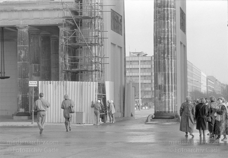 Berlin. Pariser Platz. Brandenburger Tor. DDR. OstBerlin.
19. 1. 1990. Berlin. Mitte. Pariser Platz. Brandenburger Tor. DDR. Ostberlin
Schlüsselwörter: Berlin;Brandenburg Gate;Brandenburger Tor;DDR;Deutschland;Germany;Mitte;Ostberlin;1990;Pariser Platz