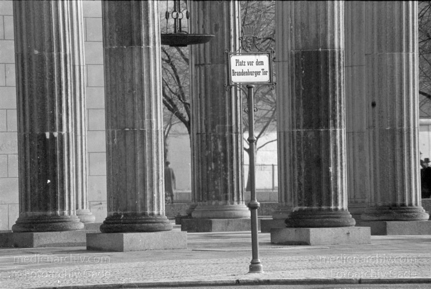 Berlin. Pariser Platz. Brandenburger Tor. DDR. OstBerlin.
19. 1. 1990. Berlin. Mitte. Pariser Platz. Brandenburger Tor. DDR. Ostberlin
Schlüsselwörter: Berlin;Brandenburg Gate;Brandenburger Tor;DDR;Deutschland;Germany;Mitte;Ostberlin;1990;Pariser Platz