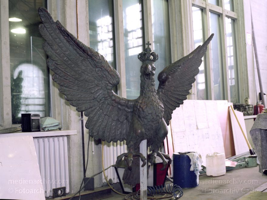 Berlin. Berlin. Restaurierung der Quadriga des Brandenburger Tors
3. Mai 1991. Berlin. 1991. Berlin. Restaurierung der Quadriga des Brandenburger Tors im Museum für Verkehr und Technik.
Schlüsselwörter: Berlin;Brandenburg Gate;Brandenburger Tor;Deutschland;Germany;Mitte;Museum für Verkehr und Technik;Quadriga;1991;Restaurierung