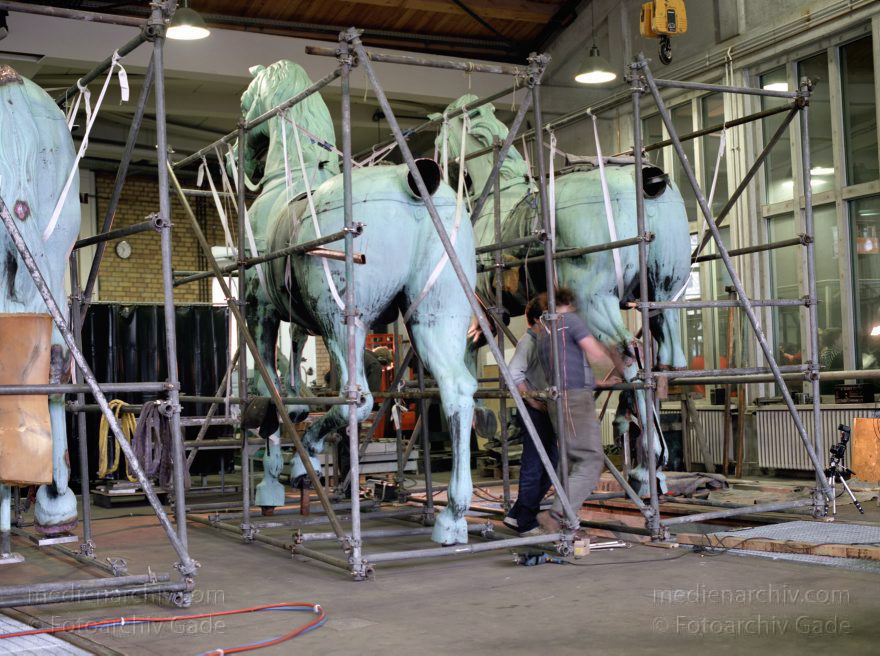 Berlin. Berlin. Restaurierung der Quadriga des Brandenburger Tors
3. Mai 1991. Berlin. 1991. Berlin. Restaurierung der Quadriga des Brandenburger Tors im Museum für Verkehr und Technik. Schweißarbeiten am Gespann.
Schlüsselwörter: Berlin;Brandenburg Gate;Brandenburger Tor;Deutschland;Germany;Mitte;Museum für Verkehr und Technik;Quadriga;1991;Restaurierung