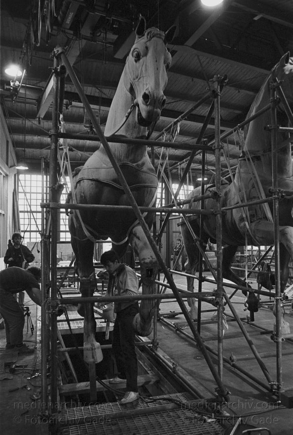 Berlin. Restaurierung der Quadriga des Brandenburger Tors
3. Mai 1991. Berlin. 1991. Berlin. Restaurierung der Quadriga des Brandenburger Tors im Museum für Verkehr und Technik.
Schlüsselwörter: Berlin;Brandenburg Gate;Brandenburger Tor;Deutschland;Germany;Mitte;Museum für Verkehr und Technik;Quadriga;1991;Restaurierung