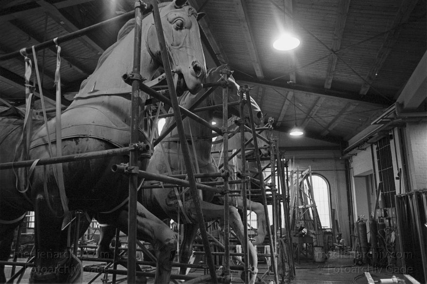 Berlin. Restaurierung der Quadriga des Brandenburger Tors
3. Mai 1991. Berlin. 1991. Berlin. Restaurierung der Quadriga des Brandenburger Tors im Museum für Verkehr und Technik.
Schlüsselwörter: Berlin;Brandenburg Gate;Brandenburger Tor;Deutschland;Germany;Mitte;Museum für Verkehr und Technik;Quadriga;1991;Restaurierung Berlin. Restaurierung der Quadriga des Brandenburger Tors
3. Mai 1991. Berlin. 1991. Berlin. Restaurierung der Quadriga des Brandenburger Tors im Museum für Verkehr und Technik.
Schlüsselwörter: Berlin;Brandenburg Gate;Brandenburger Tor;Deutschland;Germany;Mitte;Museum für Verkehr und Technik;Quadriga;1991;Restaurierung