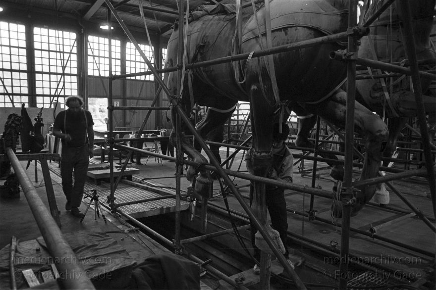 Berlin. Restaurierung der Quadriga des Brandenburger Tors
3. Mai 1991. Berlin. 1991. Berlin. Restaurierung der Quadriga des Brandenburger Tors im Museum für Verkehr und Technik.
Schlüsselwörter: Berlin;Brandenburg Gate;Brandenburger Tor;Deutschland;Germany;Mitte;Museum für Verkehr und Technik;Quadriga;1991;Restaurierung Berlin. Restaurierung der Quadriga des Brandenburger Tors
3. Mai 1991. Berlin. 1991. Berlin. Restaurierung der Quadriga des Brandenburger Tors im Museum für Verkehr und Technik.
Schlüsselwörter: Berlin;Brandenburg Gate;Brandenburger Tor;Deutschland;Germany;Mitte;Museum für Verkehr und Technik;Quadriga;1991;Restaurierung