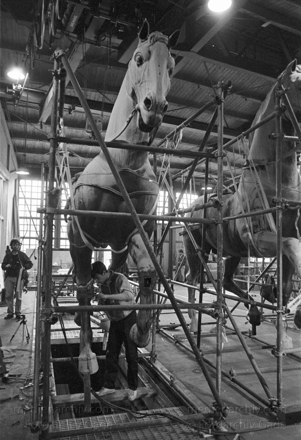 Berlin. Restaurierung der Quadriga des Brandenburger Tors
3. Mai 1991. Berlin. 1991. Berlin. Restaurierung der Quadriga des Brandenburger Tors im Museum für Verkehr und Technik.
Schlüsselwörter: Berlin;Brandenburg Gate;Brandenburger Tor;Deutschland;Germany;Mitte;Museum für Verkehr und Technik;Quadriga;1991;Restaurierung