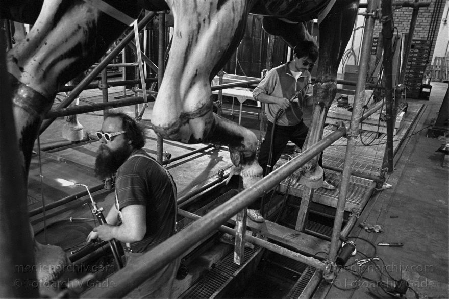 Berlin. Restaurierung der Quadriga des Brandenburger Tors
3. Mai 1991. Berlin. 1991. Berlin. Restaurierung der Quadriga des Brandenburger Tors im Museum für Verkehr und Technik. Schweißarbeiten am Gespann.
Schlüsselwörter: Berlin;Brandenburg Gate;Brandenburger Tor;Deutschland;Germany;Mitte;Museum für Verkehr und Technik;Quadriga;1991;Restaurierung