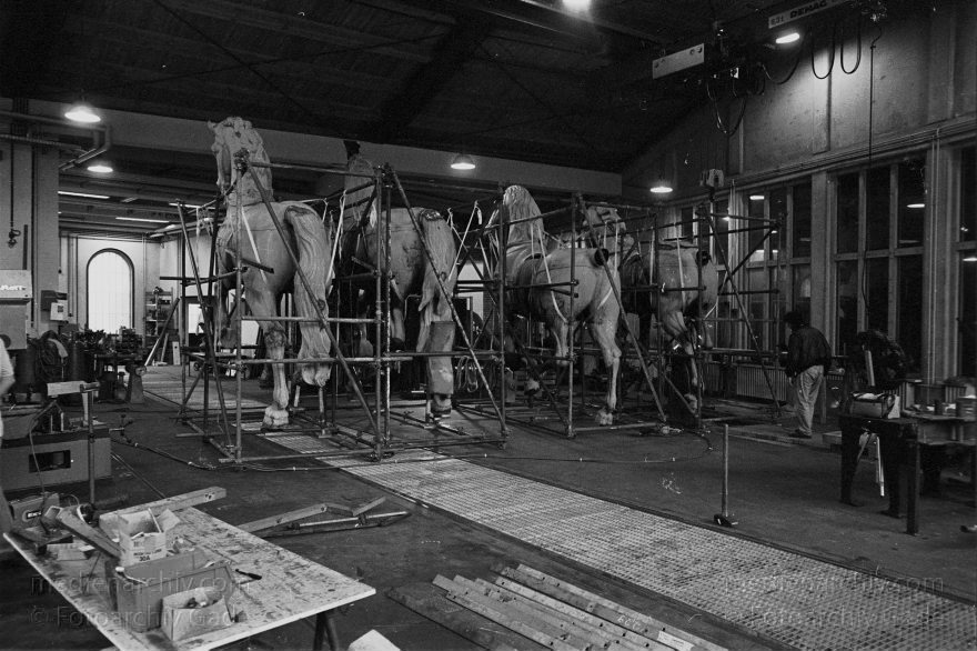 Berlin. Restaurierung der Quadriga des Brandenburger Tors
3. Mai 1991. Berlin. 1991. Berlin. Restaurierung der Quadriga des Brandenburger Tors im Museum für Verkehr und Technik.
Schlüsselwörter: Berlin;Brandenburg Gate;Brandenburger Tor;Deutschland;Germany;Mitte;Museum für Verkehr und Technik;Quadriga;1991;Restaurierung