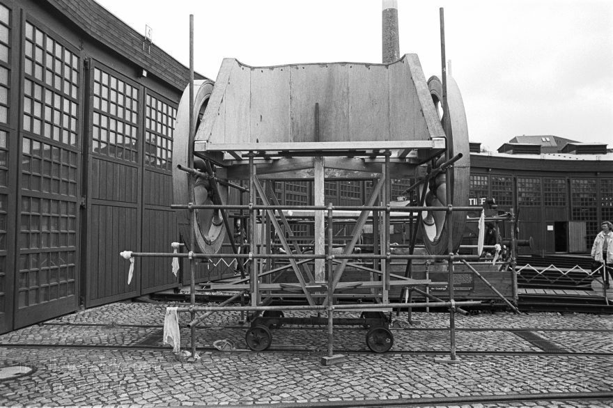 Berlin. Restaurierung der Quadriga des Brandenburger Tors
3. Mai 1991. Berlin. 1991. Berlin. Restaurierung der Quadriga des Brandenburger Tors im Museum für Verkehr und Technik.
Schlüsselwörter: Berlin;Brandenburg Gate;Brandenburger Tor;Deutschland;Germany;Mitte;Museum für Verkehr und Technik;Quadriga;1991;Restaurierung