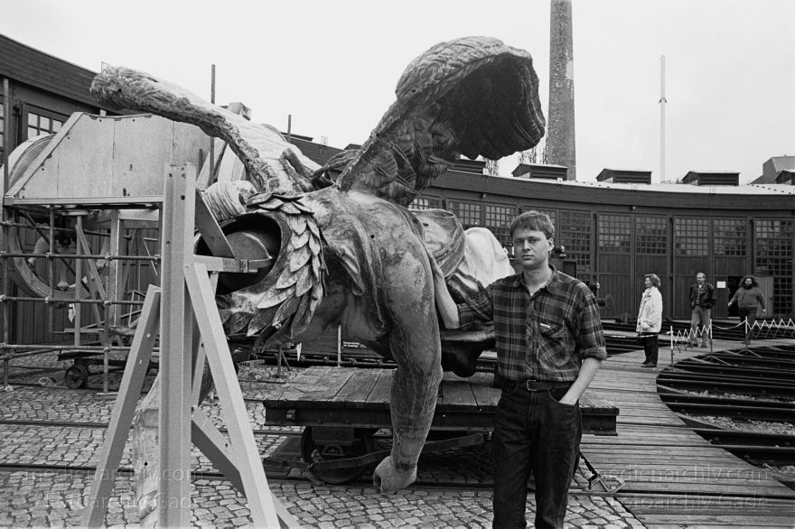Berlin. Restaurierung der Quadriga des Brandenburger Tors
3. Mai 1991. Berlin. Brandenburger Tor. Museum für Verkehr und Technik. Restaurierung der Quadriga. Das Gespann wird auf das Tor gehoben.
Schlüsselwörter: Berlin;Brandenburg Gate;Brandenburger Tor;Deutschland;Gade, Thomas;Germany;Mitte;Museum für Verkehr und Technik;Quadriga;1991;Restaurierung Berlin. Restaurierung der Quadriga des Brandenburger Tors
3. Mai 1991. Berlin. Brandenburger Tor. Museum für Verkehr und Technik. Restaurierung der Quadriga. Das Gespann wird auf das Tor gehoben.
Schlüsselwörter: Berlin;Brandenburg Gate;Brandenburger Tor;Deutschland;Gade, Thomas;Germany;Mitte;Museum für Verkehr und Technik;Quadriga;1991;Restaurierung