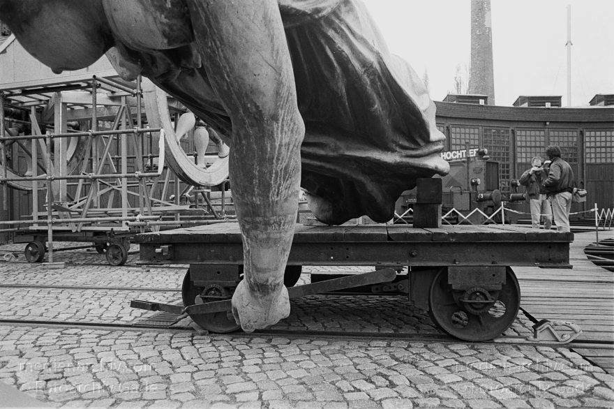 Berlin. Restaurierung der Quadriga des Brandenburger Tors
3. Mai 1991. Berlin. 1991. Berlin. Restaurierung der Quadriga des Brandenburger Tors im Museum für Verkehr und Technik.
Schlüsselwörter: Berlin;Brandenburg Gate;Brandenburger Tor;Deutschland;Germany;Mitte;Museum für Verkehr und Technik;Quadriga;1991;Restaurierung