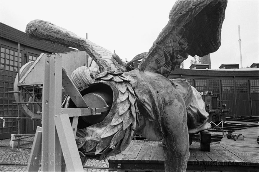 Berlin. Restaurierung der Quadriga des Brandenburger Tors
3. Mai 1991. Berlin. 1991. Berlin. Restaurierung der Quadriga des Brandenburger Tors im Museum für Verkehr und Technik.
Schlüsselwörter: Berlin;Brandenburg Gate;Brandenburger Tor;Deutschland;Germany;Mitte;Museum für Verkehr und Technik;Quadriga;1991;Restaurierung