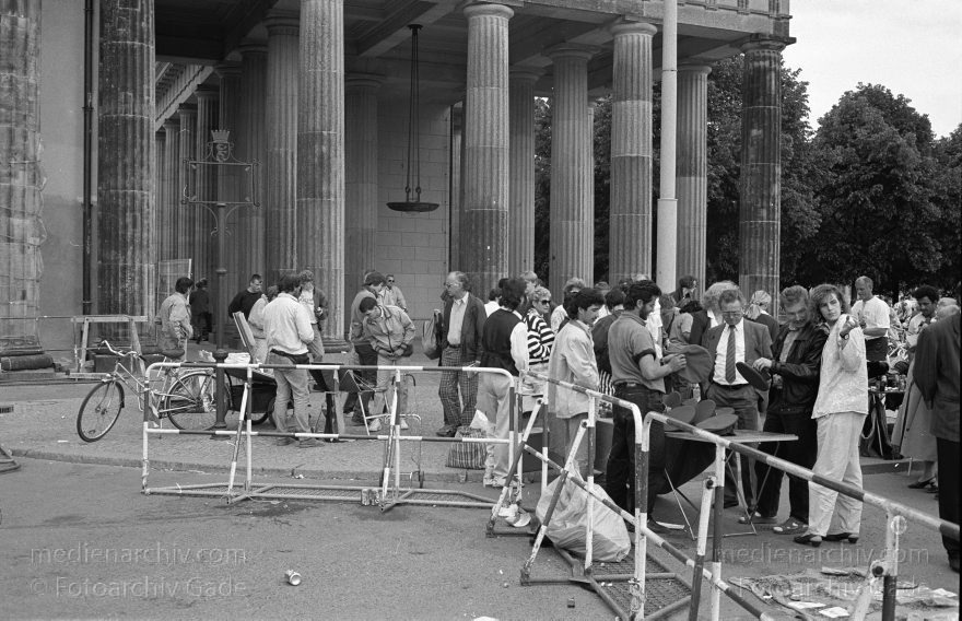 Berlin. Tiergarten. Am Brandenburger Tor. Souvenirs
2. Juni 1990. Berlin. Mitte. Tiergarten. Am Brandenburger Tor. Souvenirs
Schlüsselwörter: Berlin;Brandenburg Gate;Brandenburger Tor;Deutschland;Germany;1990;Mitte