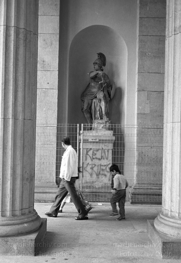 Berlin. Tiergarten. Am Brandenburger Tor.
2. Juni 1990. Berlin. Mitte. Tiergarten. Am Brandenburger Tor.
Schlüsselwörter: Berlin;Brandenburg Gate;Brandenburger Tor;Deutschland;Germany;1990;Mitte