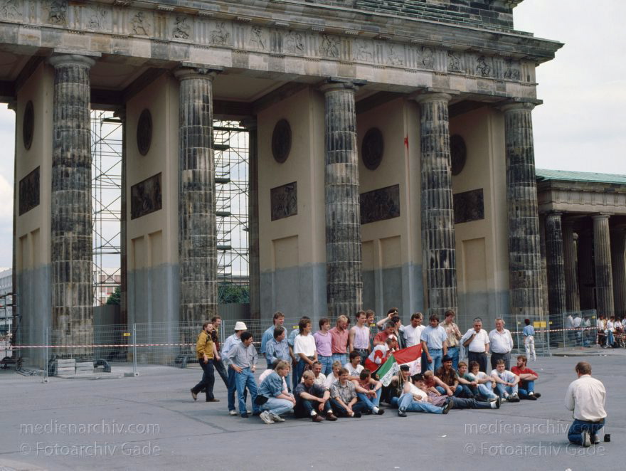 Berlin. Brandenburger Tor. Touristengruppe.
23. 6. 1991. Berlin. Mitte. Brandenburger Tor. Brandenburg Gate. Touristengruppe.
Schlüsselwörter: Berlin;Brandenburg Gate;Brandenburger Tor;Deutschland;Germany;1991;Mitte