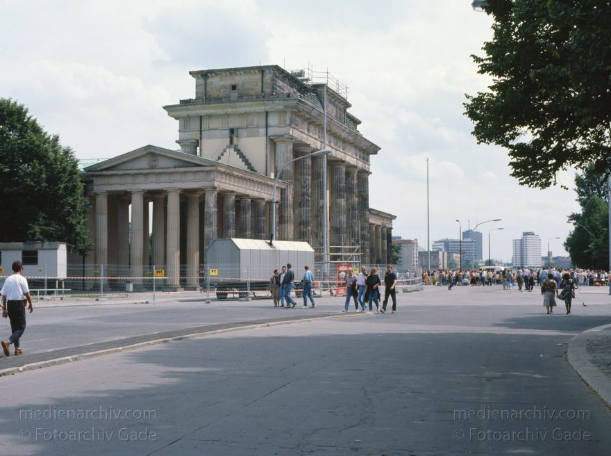 Berlin. Brandenburger Tor. Brandenburg Gate
23. 6. 1991. Berlin. Mitte. Brandenburger Tor. Brandenburg Gate
Schlüsselwörter: Berlin;Brandenburg Gate;Brandenburger Tor;Deutschland;Germany;1991;Mitte