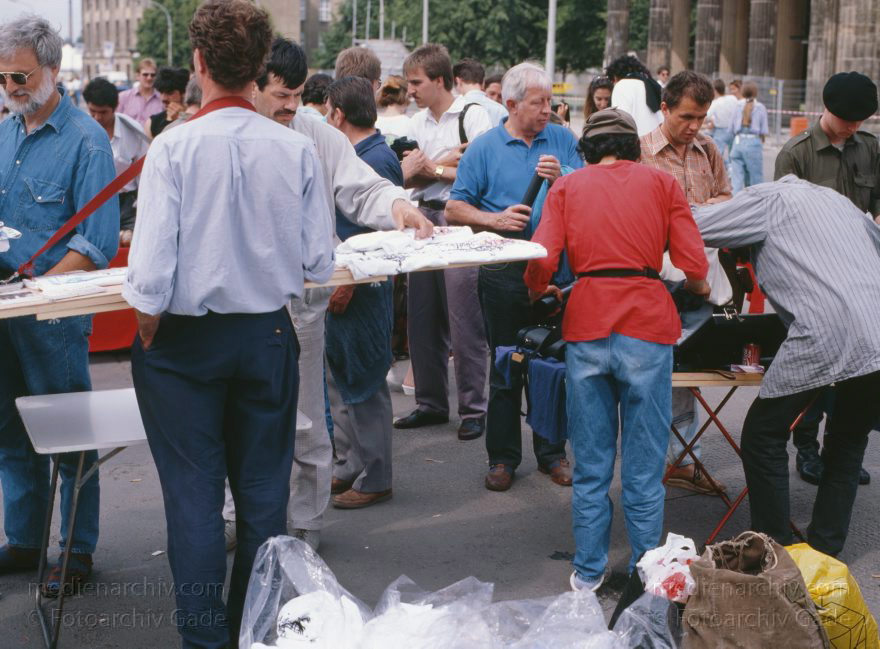 Berlin. Ambulante Händler auf dem Platz vor dem Brandenburger Tor. Brandenburg Gate.
23. 6. 1991. Berlin. Mitte. Ambulante Händler auf dem Platz vor dem Brandenburger Tor. Brandenburg Gate.
Schlüsselwörter: Berlin;Brandenburg Gate;Brandenburger Tor;Deutschland;Germany;1991;Mitte