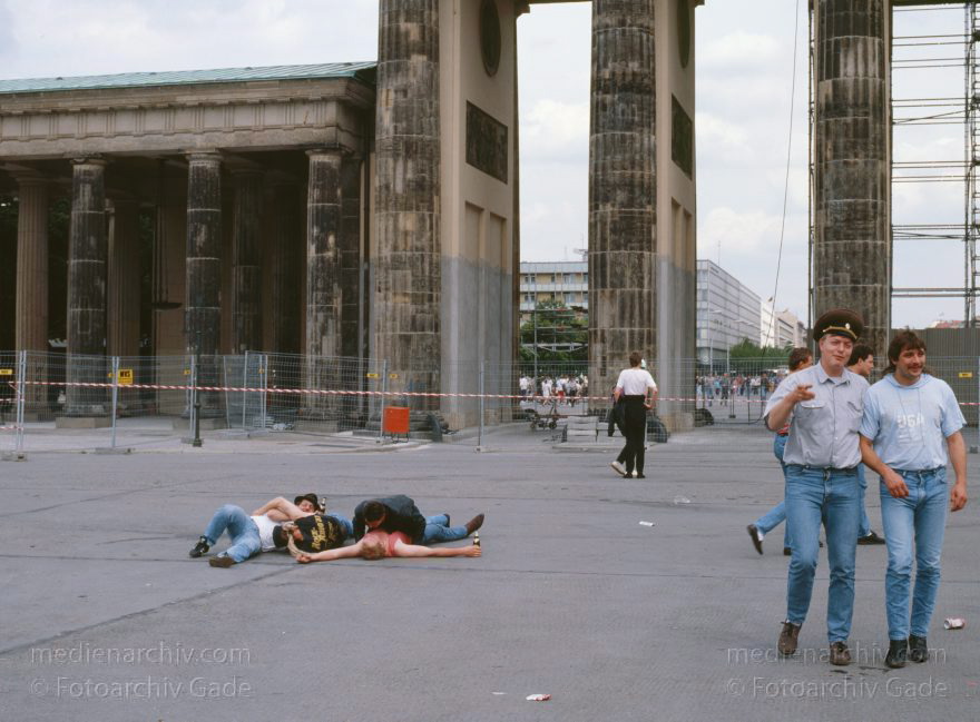 Berlin. Brandenburger Tor. Touristen
23. 6. 1991. Berlin. Mitte. Brandenburger Tor. Brandenburg Gate. Touristen
Schlüsselwörter: Berlin;Brandenburg Gate;Brandenburger Tor;Deutschland;Germany;1991;Mitte Berlin. Brandenburger Tor. Touristen
23. 6. 1991. Berlin. Mitte. Brandenburger Tor. Brandenburg Gate. Touristen
Schlüsselwörter: Berlin;Brandenburg Gate;Brandenburger Tor;Deutschland;Germany;1991;Mitte