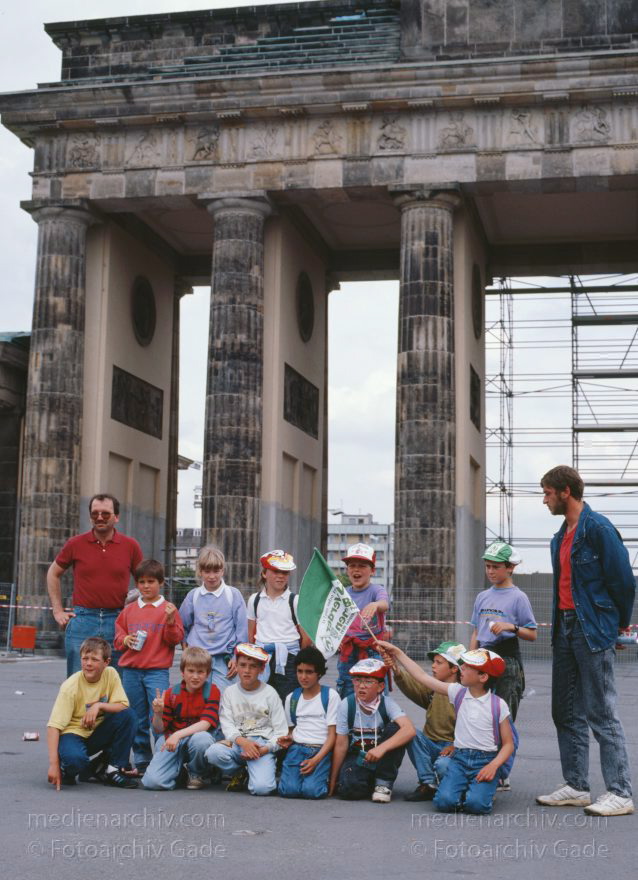 Berlin. Brandenburger Tor. Touristengruppe.
23. 6. 1991. Berlin. Mitte. Brandenburger Tor. Brandenburg Gate. Touristengruppe.
Schlüsselwörter: Berlin;Brandenburg Gate;Brandenburger Tor;Deutschland;Germany;1991;Mitte