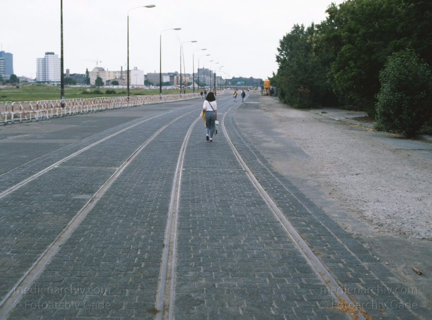 Berlin. Brandenburger Tor. Eberstraße am ehemaligen DDR-GrenzverlaufBerliner Mauer.
23. 6. 1991. Berlin. Mitte. Brandenburger Tor. Brandenburg Gate. Eberstraße am ehemaligen DDR-Grenzverlauf. Berliner Mauer.
Schlüsselwörter: Berlin;Brandenburg Gate;Brandenburger Tor;Deutschland;Germany;1991;Mitte