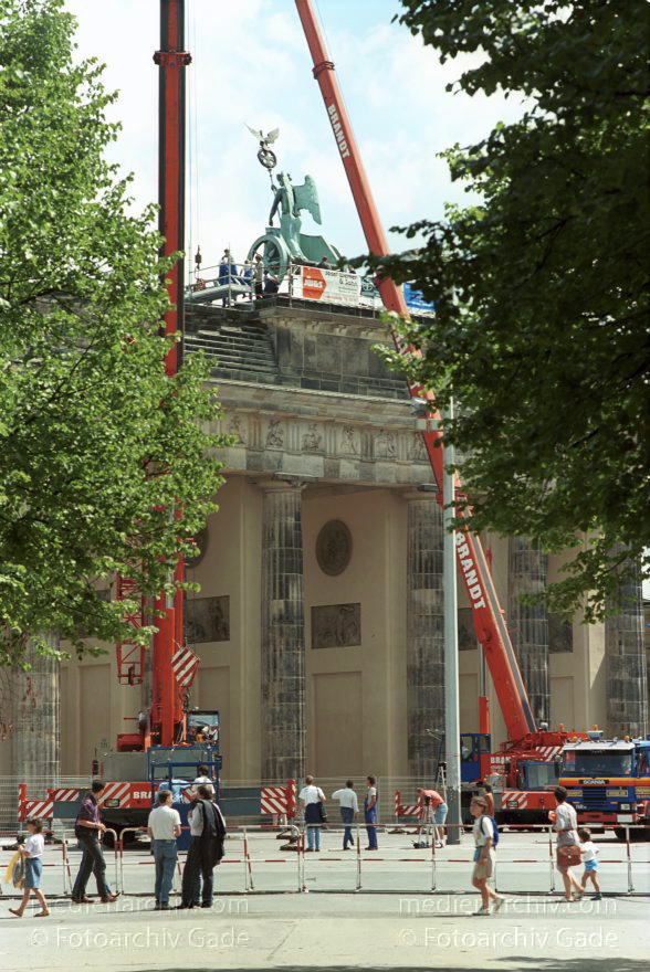 Berlin. Brandenburger Tor. Restaurierung der Quadriga.
15. Juli 1991. Berlin. Mitte. Brandenburger Tor. Restaurierung der Quadriga.
Schlüsselwörter: Berlin;Brandenburg Gate;Brandenburger Tor;Deutschland;Germany;Mitte;Quadriga;1991;Restaurierung