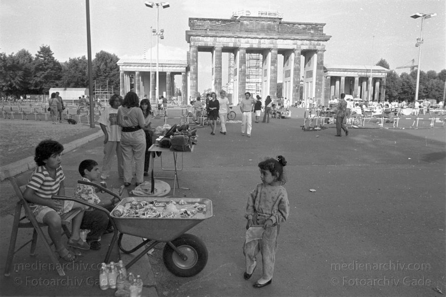 Berlin. Die Quadriga wurde wegen Restaurierungsarbeiten vom Brandenburger Tor entfernt. Souvenirstand.
13. Juli 1991. Berlin. Mitte. Die Quadriga wurde wegen Restaurierungsarbeiten vom Brandenburger Tor entfernt. Souvenirstand.
Schlüsselwörter: Berlin;Brandenburg Gate;Brandenburger Tor;Deutschland;Germany;Mitte;Quadriga;1991;Restaurierung