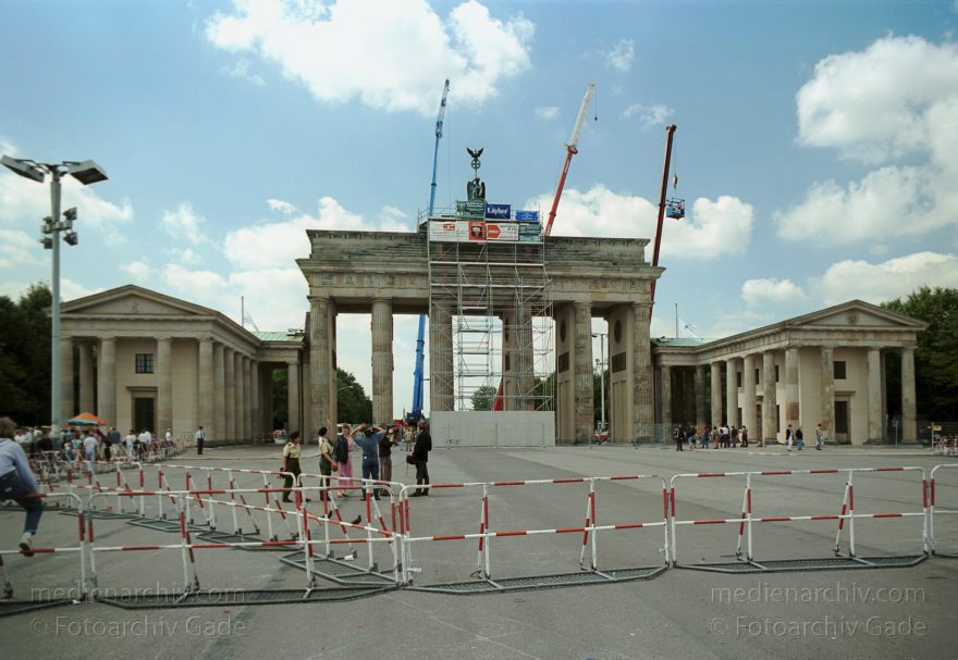 Berlin. Brandenburger Tor. Restaurierung der Quadriga.
15. Juli 1991. Berlin. Mitte. Brandenburger Tor. Restaurierung der Quadriga.
Schlüsselwörter: Berlin;Brandenburg Gate;Brandenburger Tor;Deutschland;Germany;Mitte;Quadriga;1991;Restaurierung