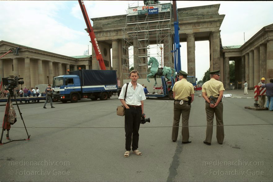 Berlin. Die restaurierte Quadriga wird auf das Brandenburger Tor montiert
16. Juli 1991. Berlin. Mitte.Die restaurierte Quadriga wird auf das Brandenburger Tor montiert.
Schlüsselwörter: Berlin;Brandenburg Gate;Brandenburger Tor;Deutschland;Germany;Mitte;Quadriga;1991;Restaurierung