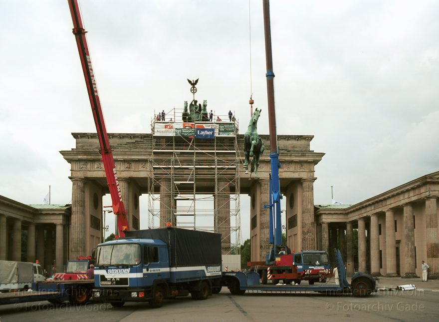 Berlin. Die restaurierte Quadriga wird auf das Brandenburger Tor montiert
16. Juli 1991. Berlin. Mitte.Die restaurierte Quadriga wird auf das Brandenburger Tor montiert.
Schlüsselwörter: Berlin;Brandenburg Gate;Brandenburger Tor;Deutschland;Germany;Mitte;Quadriga;1991;Restaurierung