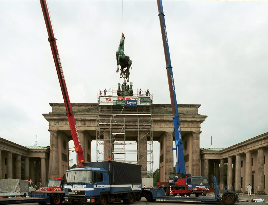 Berlin. Die restaurierte Quadriga wird auf das Brandenburger Tor montiert
16. Juli 1991. Berlin. Mitte.Die restaurierte Quadriga wird auf das Brandenburger Tor montiert.
Schlüsselwörter: Berlin;Brandenburg Gate;Brandenburger Tor;Deutschland;Germany;Mitte;Quadriga;1991;Restaurierung