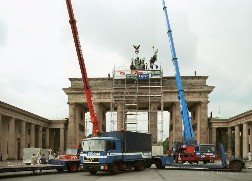 Berlin. Die restaurierte Quadriga wird auf das Brandenburger Tor montiert
16. Juli 1991. Berlin. Mitte.Die restaurierte Quadriga wird auf das Brandenburger Tor montiert.
Schlüsselwörter: Berlin;Brandenburg Gate;Brandenburger Tor;Deutschland;Germany;Mitte;Quadriga;1991;Restaurierung