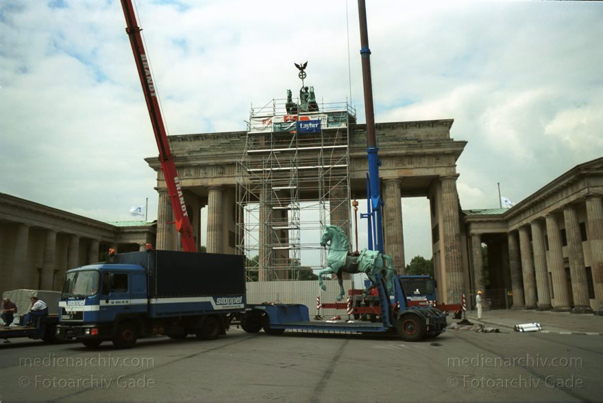 Berlin. Die restaurierte Quadriga wird auf das Brandenburger Tor montiert
16. Juli 1991. Berlin. Mitte.Die restaurierte Quadriga wird auf das Brandenburger Tor montiert.
Schlüsselwörter: Berlin;Brandenburg Gate;Brandenburger Tor;Deutschland;Germany;Mitte;Quadriga;1991;Restaurierung